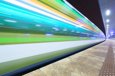 Hareket istasyonda tren