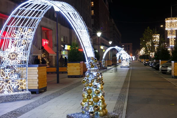 Varşova christmas dekorasyon gece-sokaklarda — Stok fotoğraf