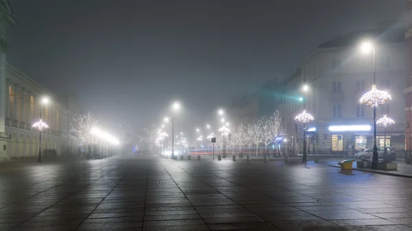 Weihnachtsschmuck auf der Warschauer Altstadt im Nebel — Stockfoto