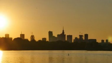 Günbatımı üzerinde merkezi Varşova - timelapse