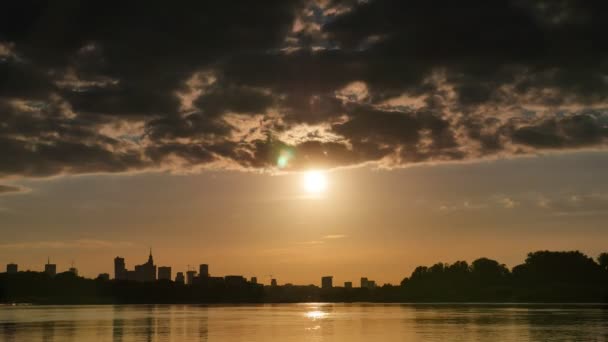 Západ slunce nad centra Varšavy, time-lapse — Stock video