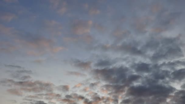 Хмари дрейфують за блакитним небом, перекриваючи час — стокове відео