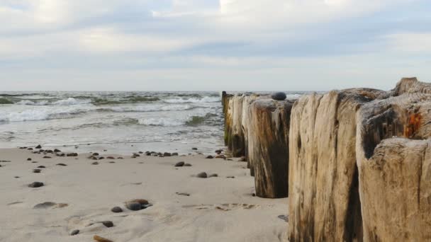 Морських хвиль на breakwater на узбережжі Балтійського моря — стокове відео