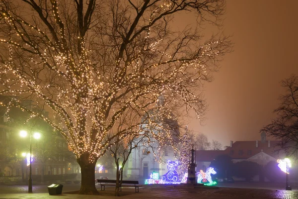 Gece Varşova'daki yeni şehir meydanında Noel dekorasyonu — Stok fotoğraf