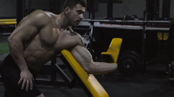 健美运动员负重锻炼 — 图库视频影像