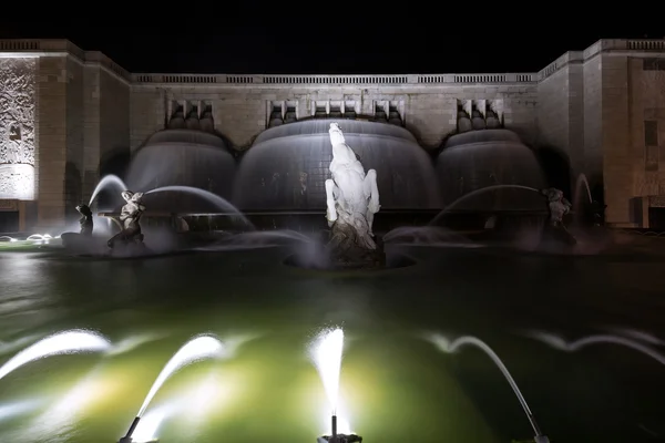 Verlichte fontein in de Jardim da Alameda, Lissabon, Portugal — Stockfoto