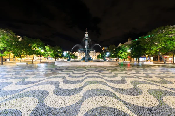 Square pedro iv (rossio) in Lissabon bei Nacht, portugal — Stockfoto