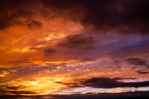 Céu dramático ao pôr-do-sol como fundo — Fotografia de Stock