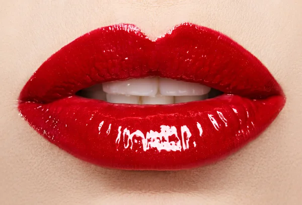 Lábios vermelhos apaixonados, macrofotografia . — Fotografia de Stock