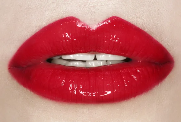 Leidenschaftliche rote Lippen, Makrofotografie. — Stockfoto