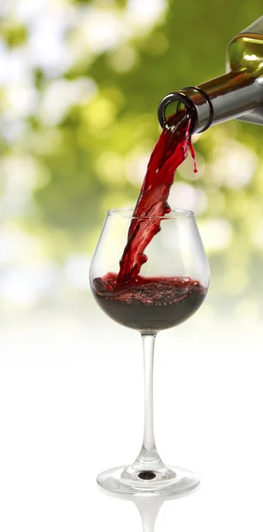 Изображение бутылки и бокала с вином вблизи — стоковое фото