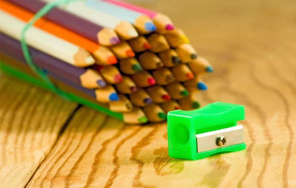Image de nombreux crayons sur la table en bois — Photo