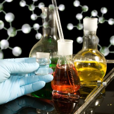 Farklı cam ve erkek elinde eldiven yakın çekim görüntüsü