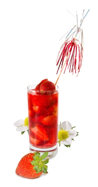 Erillinen kuva mansikka cocktail ja mansikoita lähikuva — kuvapankkivalokuva