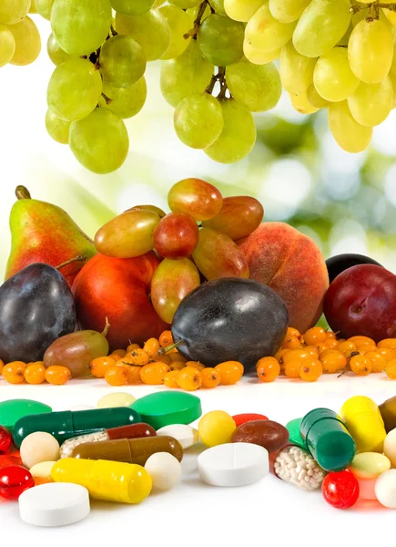 Different fruits and pills closeup — Stock Photo, Image