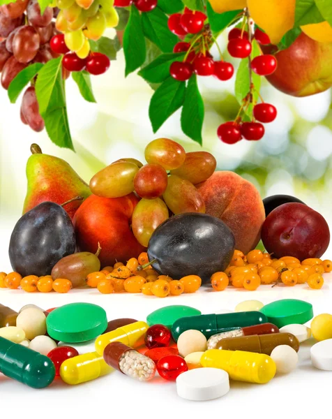Diferentes vegetais e pílulas closeup — Fotografia de Stock