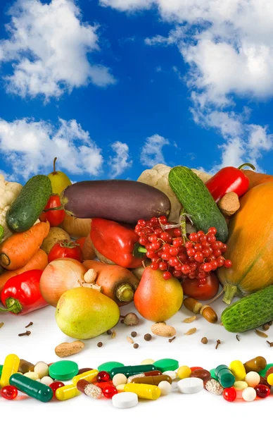 Imagem de diferentes frutas e pílulas — Fotografia de Stock