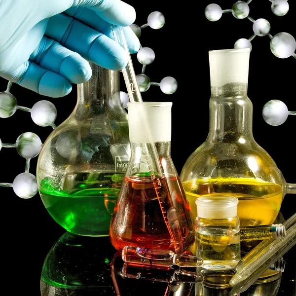 Farklı cam ve erkek elinde eldiven yakın çekim görüntüsü