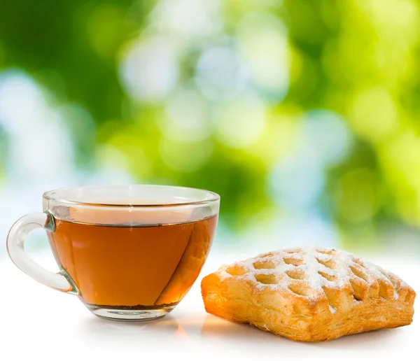 Isoliertes Bild einer Tasse Tee und Kuchen Nahaufnahme — Stockfoto