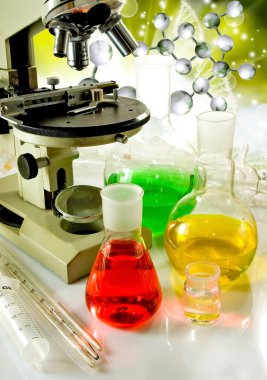 Laboratuar kapkacakları ve Dna strand arka plan yakın çekim üzerinde mikroskobu görüntüsü