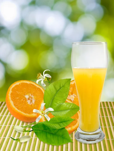 오렌지와 녹색 배경에 주스의 이미지 — 스톡 사진