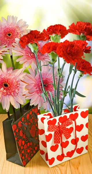 Imagen de flores en primer plano de embalaje de regalo —  Fotos de Stock