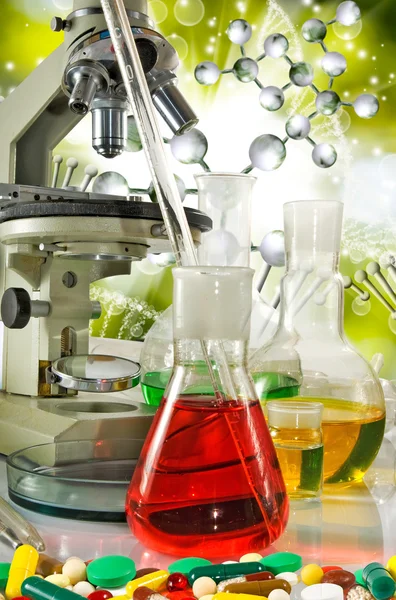 Laboratuar kapkacakları ve Dna strand arka plan yakın çekim üzerinde mikroskobu görüntüsü