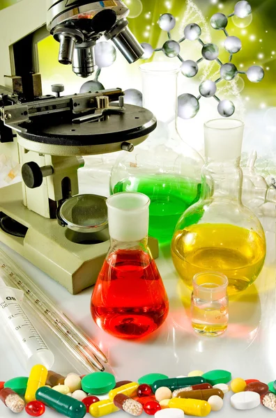Зображення лабораторний посуд і мікроскопії на ДНК strand фон Закри — стокове фото