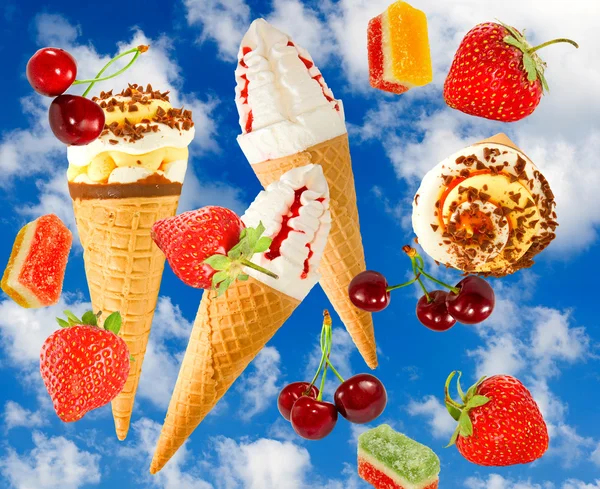 A fagylalt és a bogyók a háttérégbolt kép — Stock Fotó