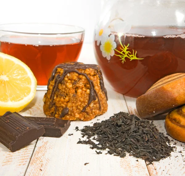Bild av cookies, kopp te och citron på nära håll — Stockfoto