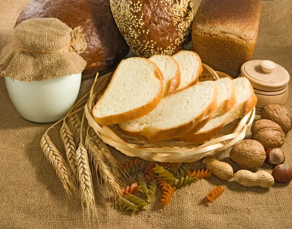 Mago de pan, nueces, trigo y lácteos primer plano —  Fotos de Stock