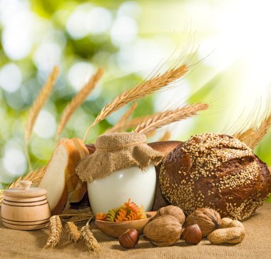 ekmek, fındık, buğday ve süt su arka plan üzerinde