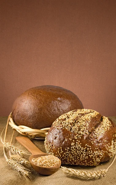 Изображение хлеба и пшеницы в ложке крупным планом — стоковое фото