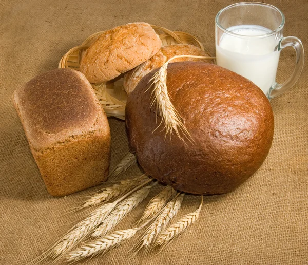 Foto van brood, tarwe en melk — Stockfoto