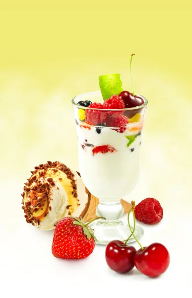 Image of ice cream and fruit closeup — Stock Photo, Image