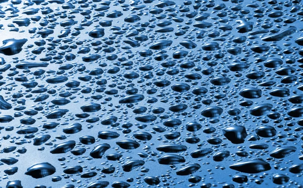 Imagen de una superficie azul con gotas de primer plano — Foto de Stock