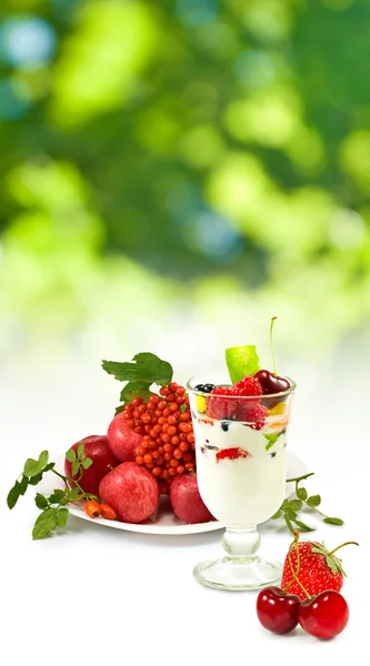 Изолированное изображение йогурта в стакане с фруктами на белом фоне вблизи — стоковое фото