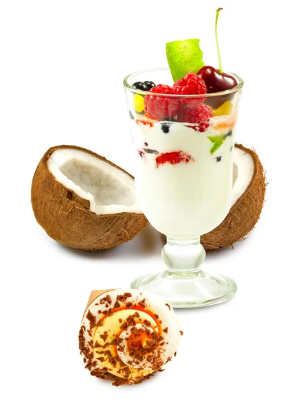 Elszigetelt kép-ból egy pohár fehér alapon gyümölcs joghurt közelről — Stock Fotó