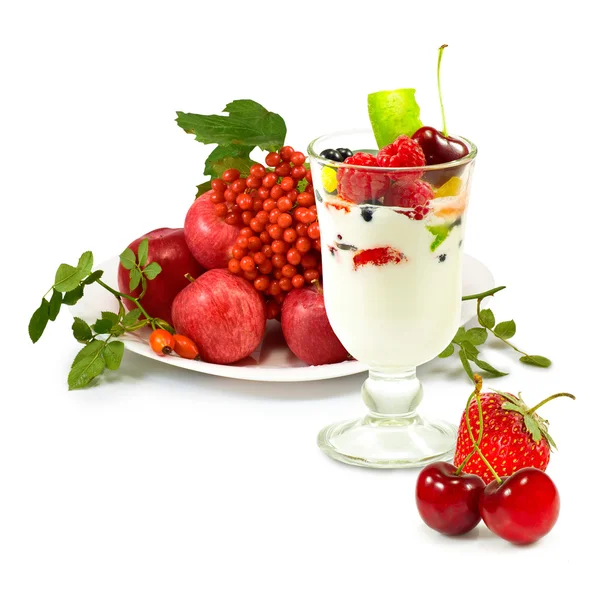 Imagen aislada de yogur en un vaso con fruta sobre un fondo blanco de cerca — Foto de Stock