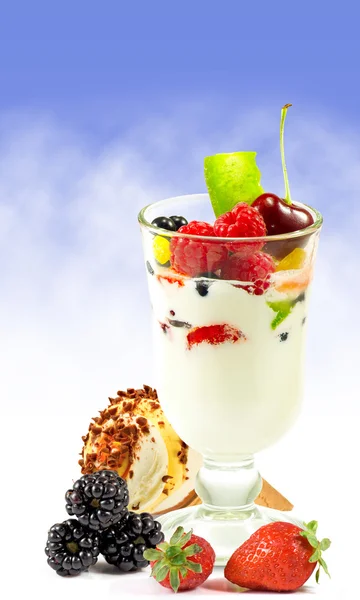Imagen de helado y primer plano de la fruta — Foto de Stock