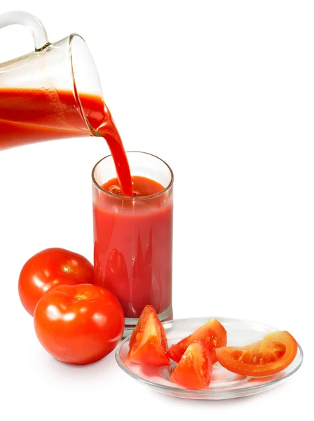 Na białym tle obraz szklankę soku pomidorowego i pomidory — Zdjęcie stockowe