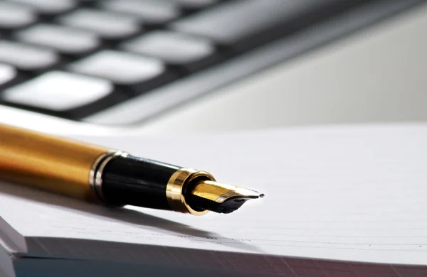 Bilden av penna på tangentbordet bakgrund närbild — Stockfoto