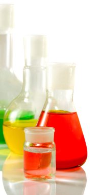 Mikroskop ve şişe sıvı içinde laboratuvar closeup ile