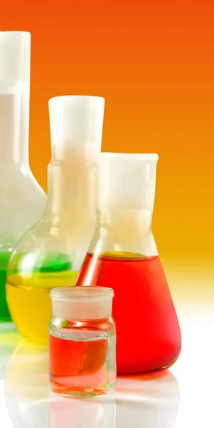 Microscópio e frascos com líquido em fecho de laboratório — Fotografia de Stock