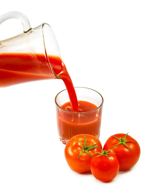 Изолированное изображение стакана томатного сока и помидоров — стоковое фото