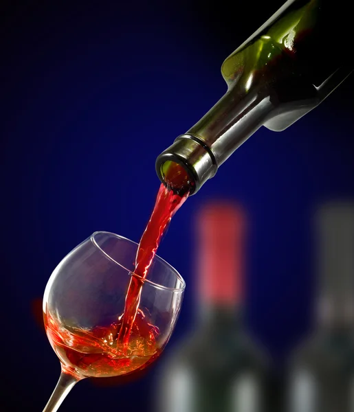Изолированное изображение бутылки и бокала с крупным планом вина — стоковое фото
