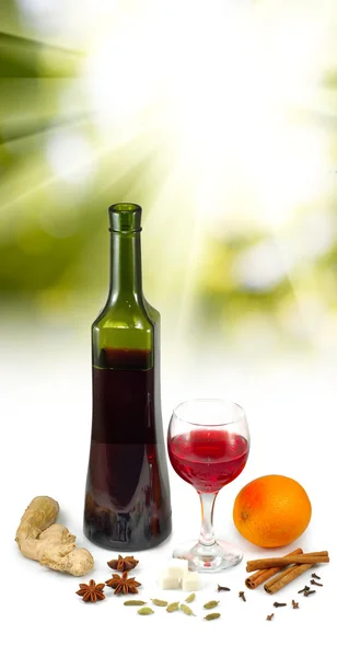 Immagine isolata di bottiglia di vino, bicchiere di vino e spezie primo piano — Foto Stock