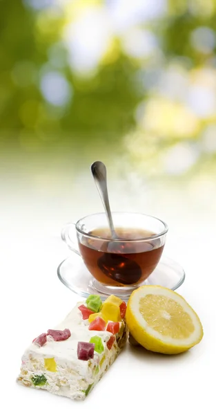 Image of cups with tea and candies on sunlight background closeup — Stock Photo, Image