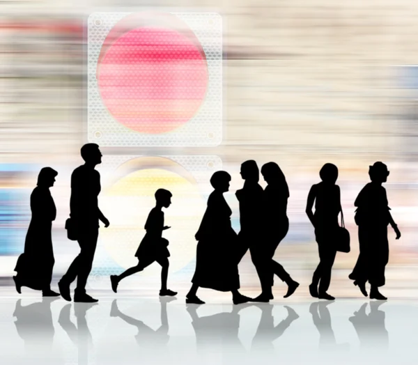 Image of silhouettes of people and traffic light close-up — Stock Photo, Image