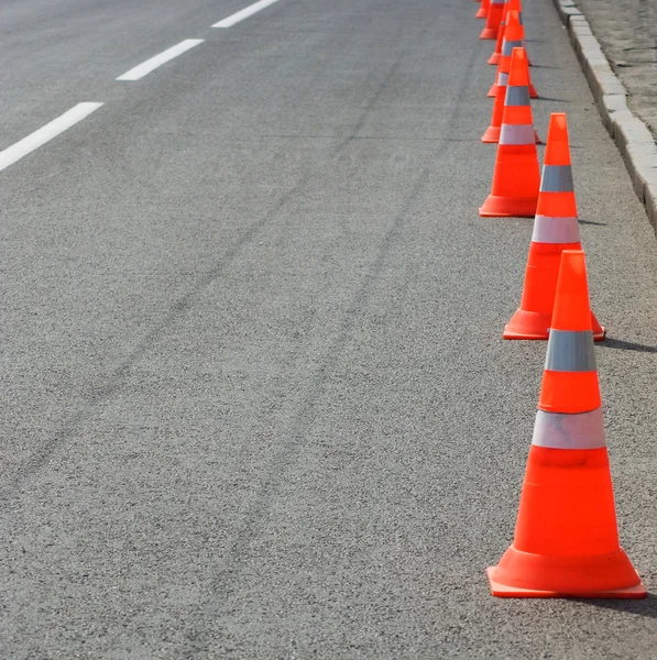 Imagem de cone de tráfego na estrada closeup — Fotografia de Stock